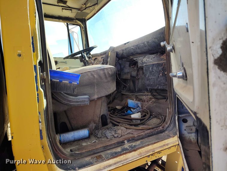 image for item DP5163 1974 Ford LN800 refuse truck