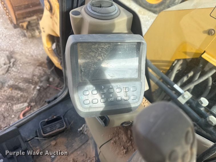 image for item DQ4124 2013 John Deere 85D mini excavator