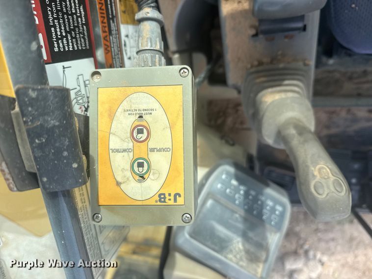 image for item DQ4124 2013 John Deere 85D mini excavator