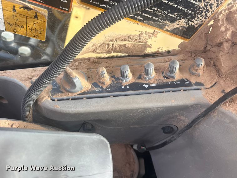 image for item DQ4124 2013 John Deere 85D mini excavator