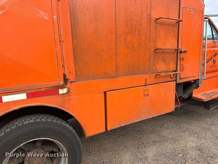 image for item DT6429 1992 Ford 8000 sewer jetter truck