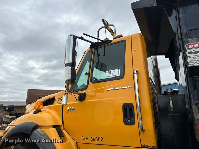 image for item DW4374 2005 International 7600 dump truck