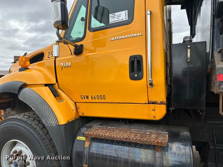 image for item DW4374 2005 International 7600 dump truck