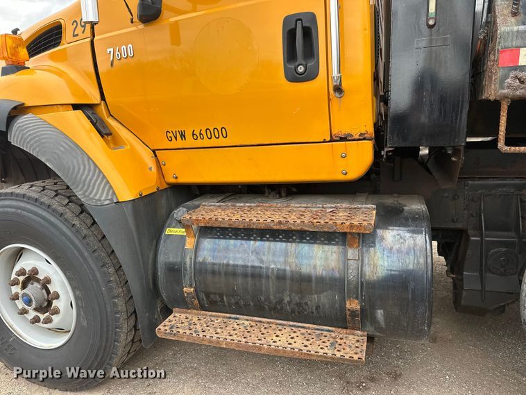 image for item DW4374 2005 International 7600 dump truck