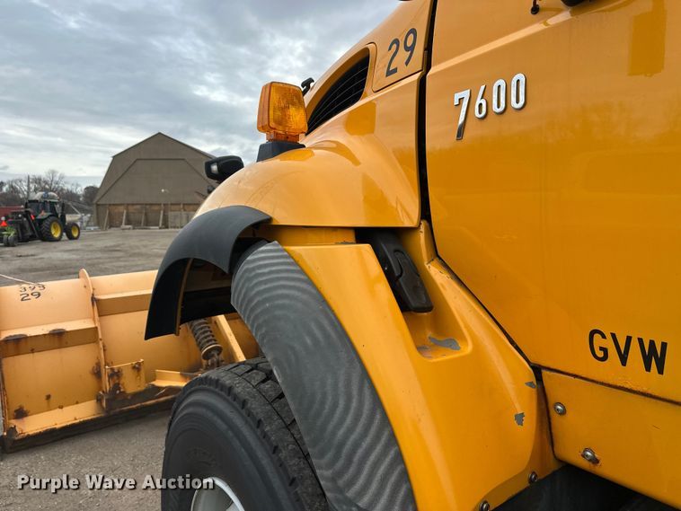 image for item DW4374 2005 International 7600 dump truck