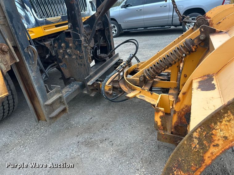 image for item DW4374 2005 International 7600 dump truck