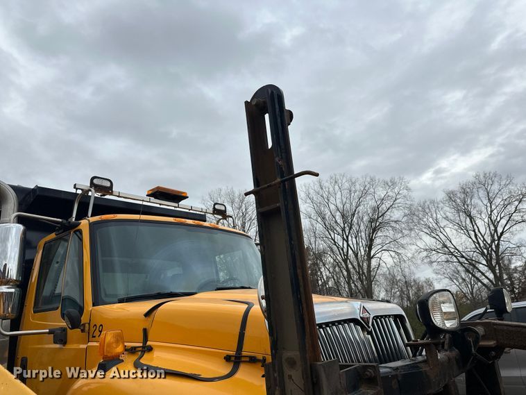 image for item DW4374 2005 International 7600 dump truck