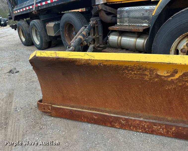 image for item DW4374 2005 International 7600 dump truck