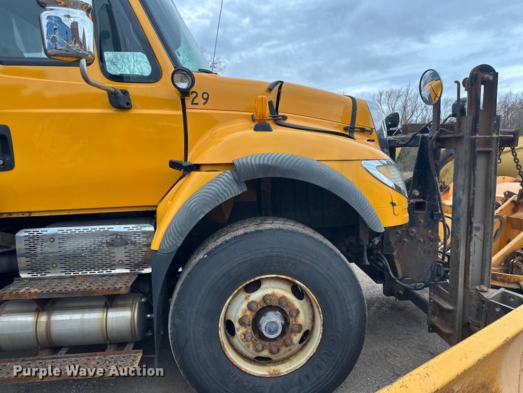 image for item DW4374 2005 International 7600 dump truck