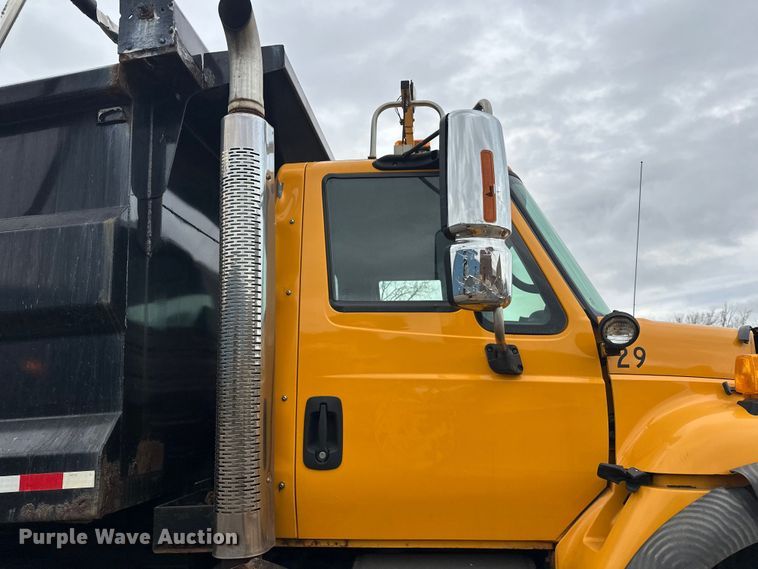 image for item DW4374 2005 International 7600 dump truck