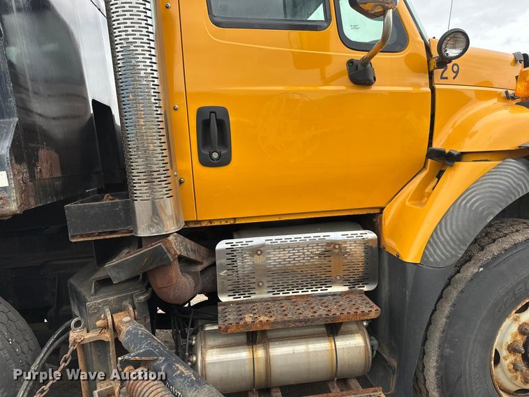 image for item DW4374 2005 International 7600 dump truck