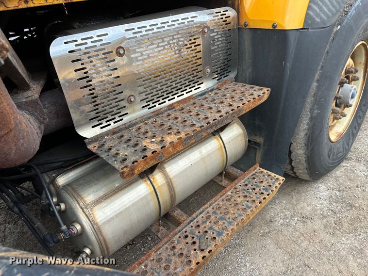 image for item DW4374 2005 International 7600 dump truck