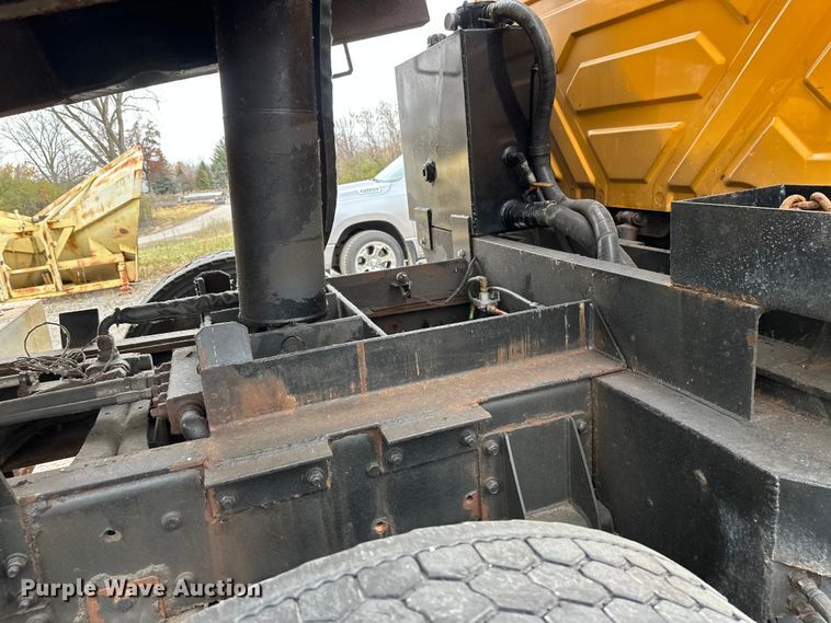 image for item DW4374 2005 International 7600 dump truck