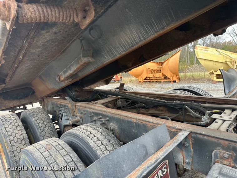 image for item DW4374 2005 International 7600 dump truck