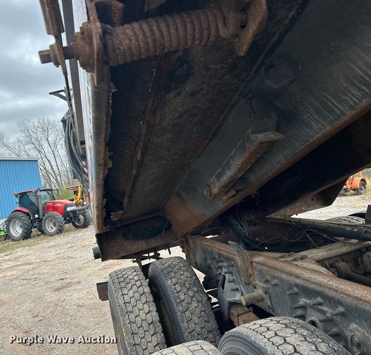 image for item DW4374 2005 International 7600 dump truck