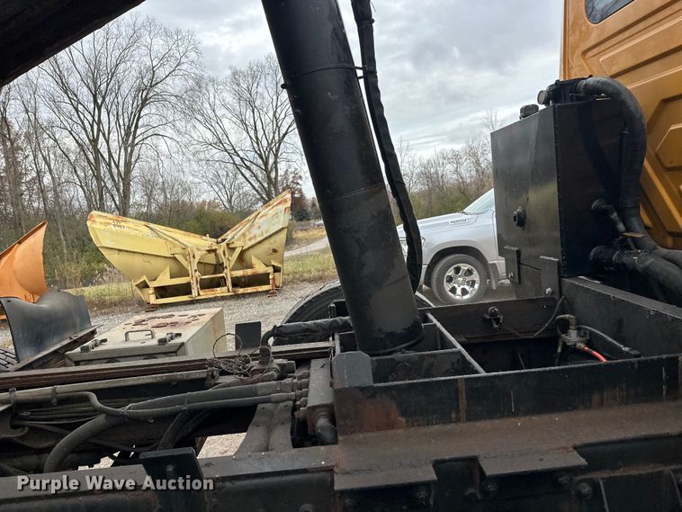 image for item DW4374 2005 International 7600 dump truck