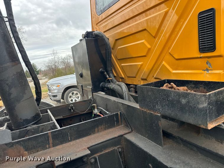 image for item DW4374 2005 International 7600 dump truck