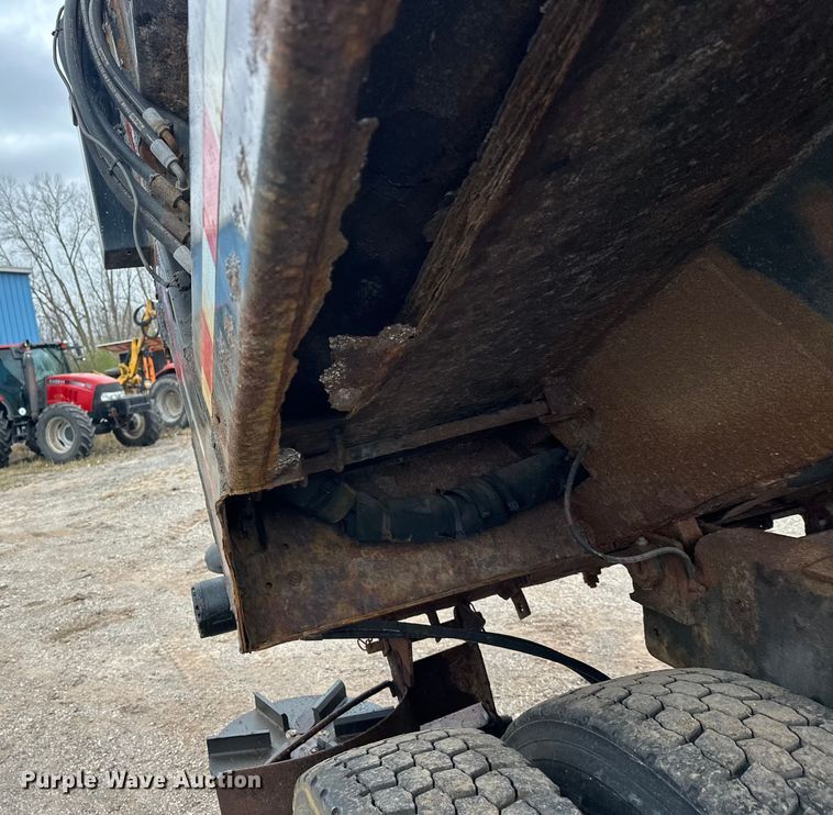 image for item DW4374 2005 International 7600 dump truck