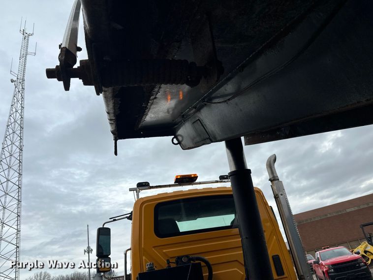 image for item DW4374 2005 International 7600 dump truck