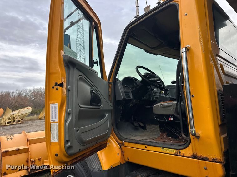 image for item DW4374 2005 International 7600 dump truck