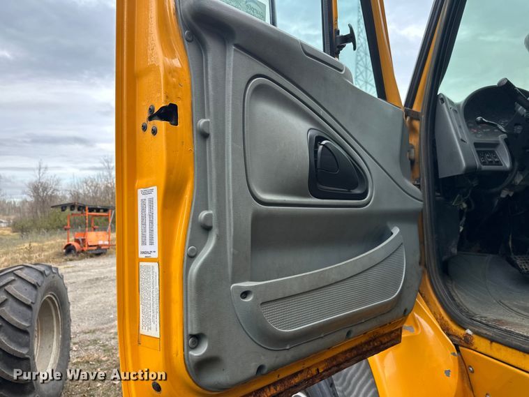 image for item DW4374 2005 International 7600 dump truck