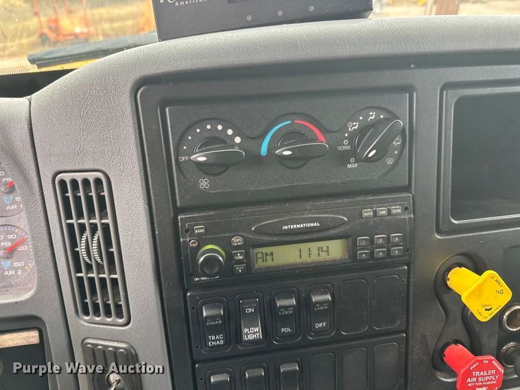 image for item DW4374 2005 International 7600 dump truck