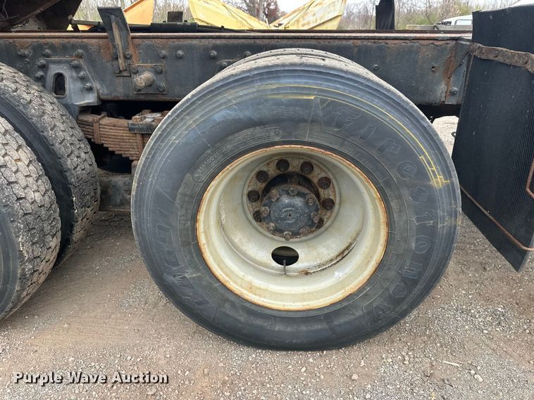 image for item DW4374 2005 International 7600 dump truck