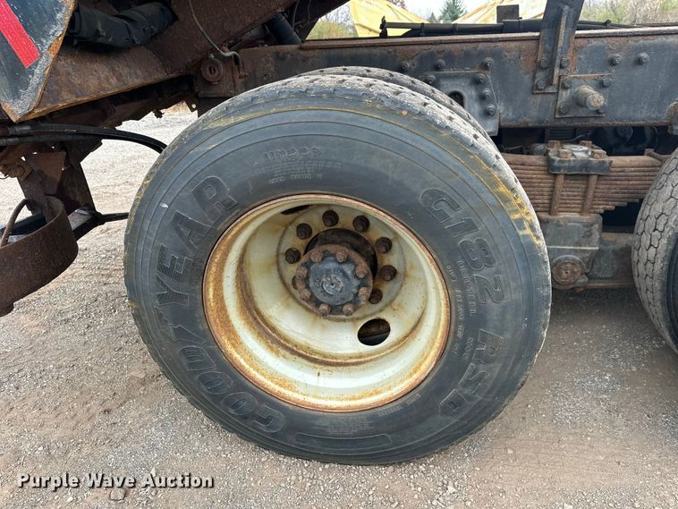 image for item DW4374 2005 International 7600 dump truck