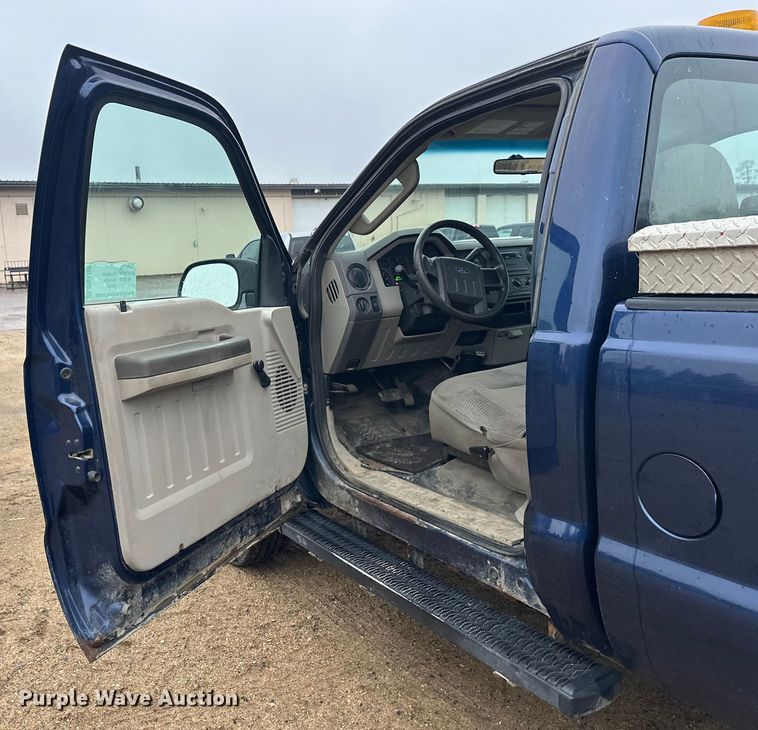 image for item DW4380 2008 Ford F250 Super Duty XL pickup truck