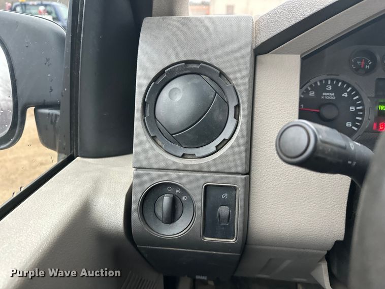 image for item DW4380 2008 Ford F250 Super Duty XL pickup truck