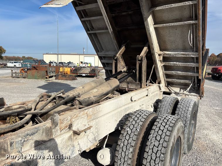 image for item DW7270 2003 GMC C8500 dump truck
