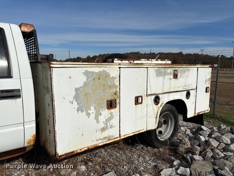 image for item DW7273 2001 Chevrolet Silverado 3500 utility bed pickup truck