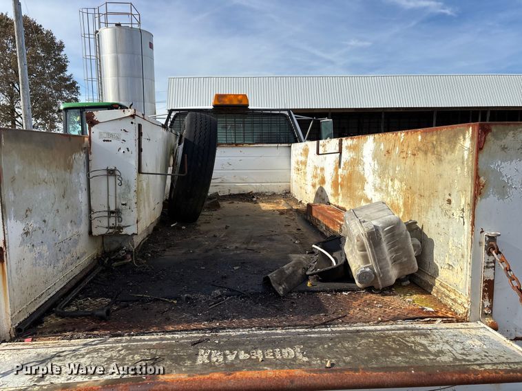 image for item DW7273 2001 Chevrolet Silverado 3500 utility bed pickup truck