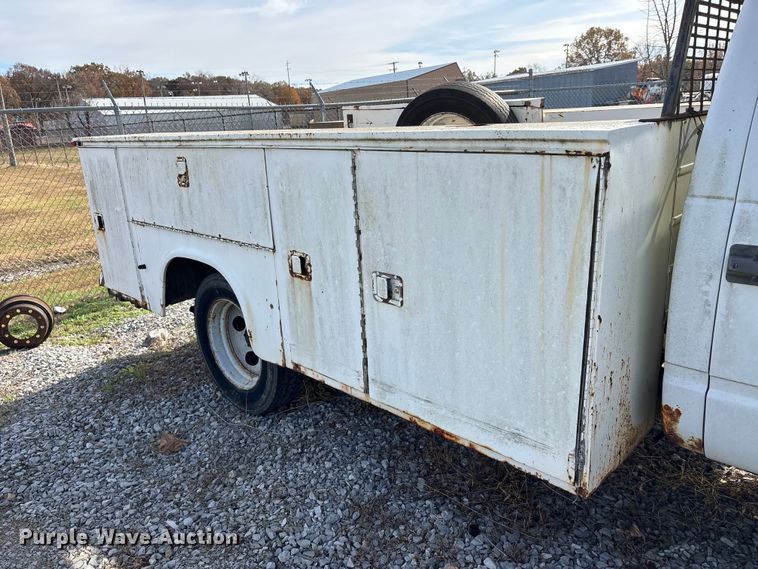 image for item DW7273 2001 Chevrolet Silverado 3500 utility bed pickup truck