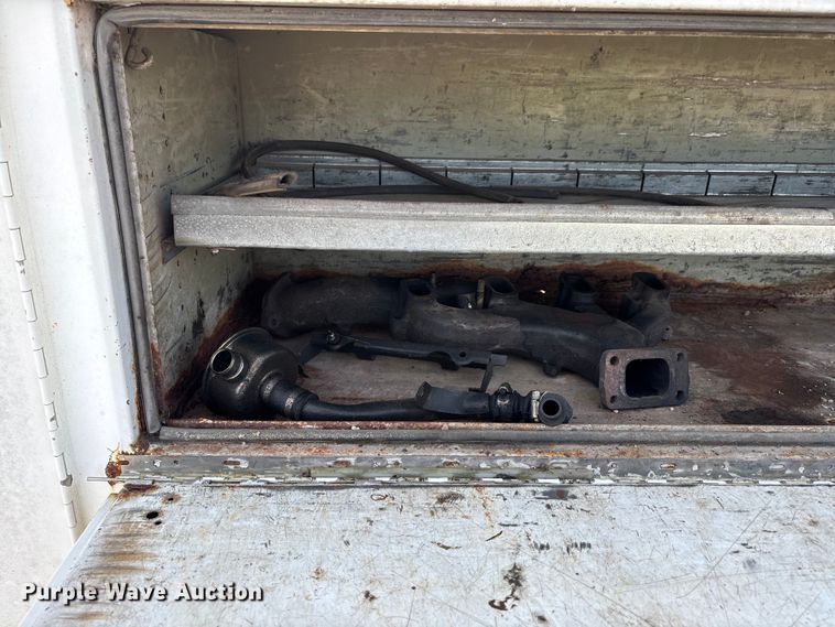 image for item DW7273 2001 Chevrolet Silverado 3500 utility bed pickup truck