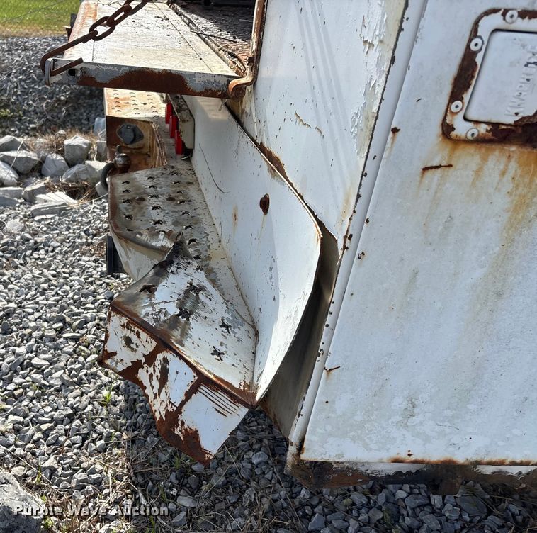 image for item DW7273 2001 Chevrolet Silverado 3500 utility bed pickup truck