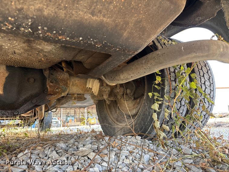 image for item DW7273 2001 Chevrolet Silverado 3500 utility bed pickup truck