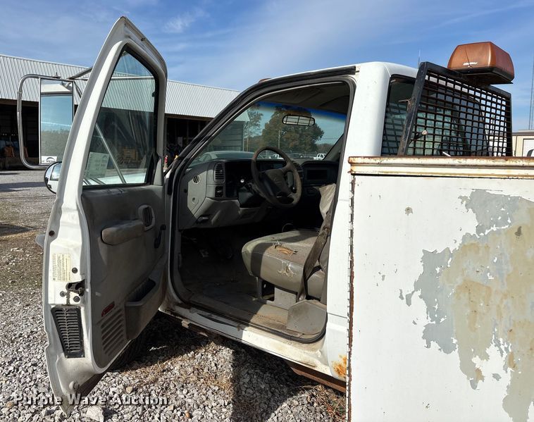 image for item DW7273 2001 Chevrolet Silverado 3500 utility bed pickup truck