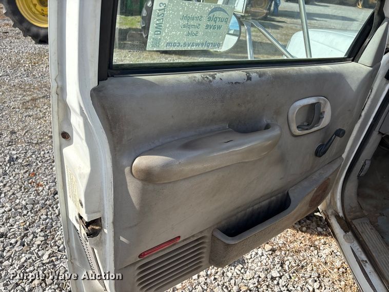 image for item DW7273 2001 Chevrolet Silverado 3500 utility bed pickup truck