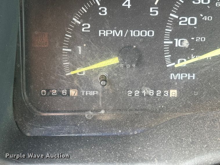 image for item DW7273 2001 Chevrolet Silverado 3500 utility bed pickup truck