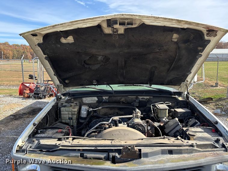 image for item DW7273 2001 Chevrolet Silverado 3500 utility bed pickup truck