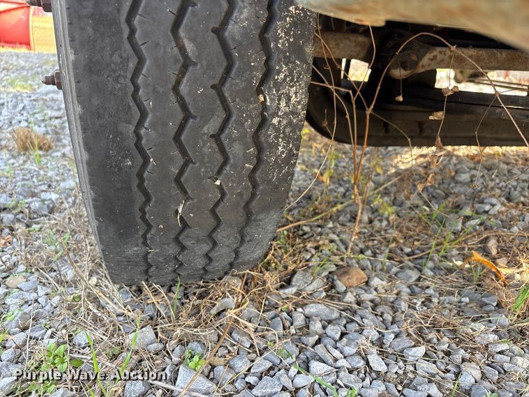 image for item DW7273 2001 Chevrolet Silverado 3500 utility bed pickup truck