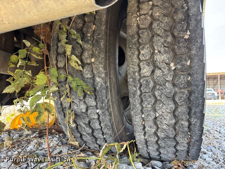 image for item DW7273 2001 Chevrolet Silverado 3500 utility bed pickup truck