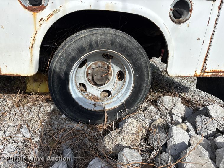 image for item DW7273 2001 Chevrolet Silverado 3500 utility bed pickup truck