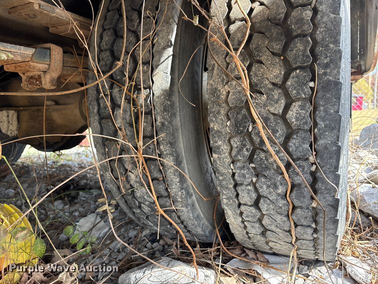 image for item DW7273 2001 Chevrolet Silverado 3500 utility bed pickup truck