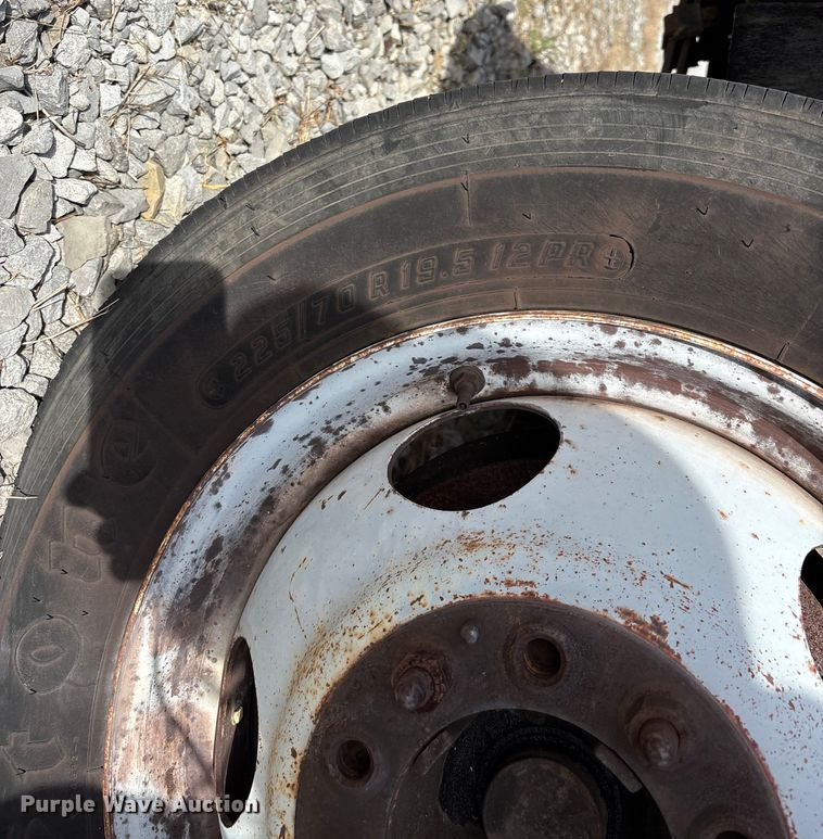 image for item DW7273 2001 Chevrolet Silverado 3500 utility bed pickup truck