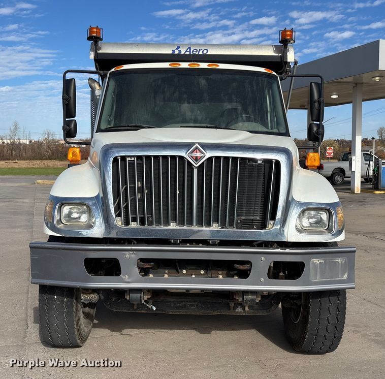 image for item DW7284 2005 International 7400 dump truck