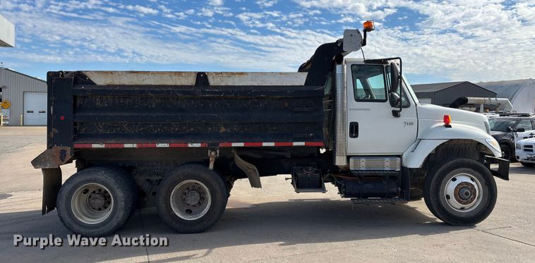 image for item DW7284 2005 International 7400 dump truck