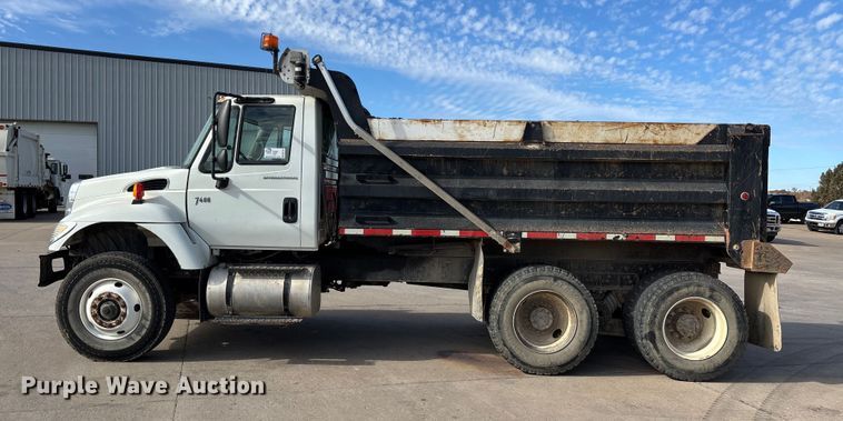 image for item DW7284 2005 International 7400 dump truck