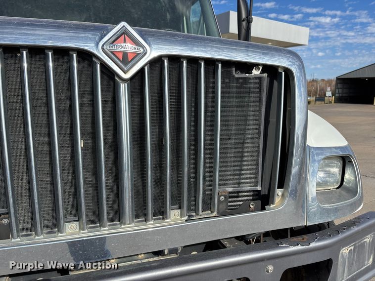 image for item DW7284 2005 International 7400 dump truck